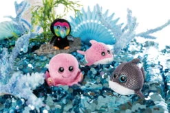 Nici 46964 Glubschis Summer Edition Delfin Delfina 15cm Plüsch Kuscheltier -Nici 46945 06 46966 46967 46964 Milieu 2048x1365 3