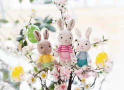 Nici 47511 Happy Bunnies Bunny Hase Creme Blaues Shirt 15cm Plüsch Kuscheltier -Nici 47513 06 47512 47511 Milieu 2048x1487 1