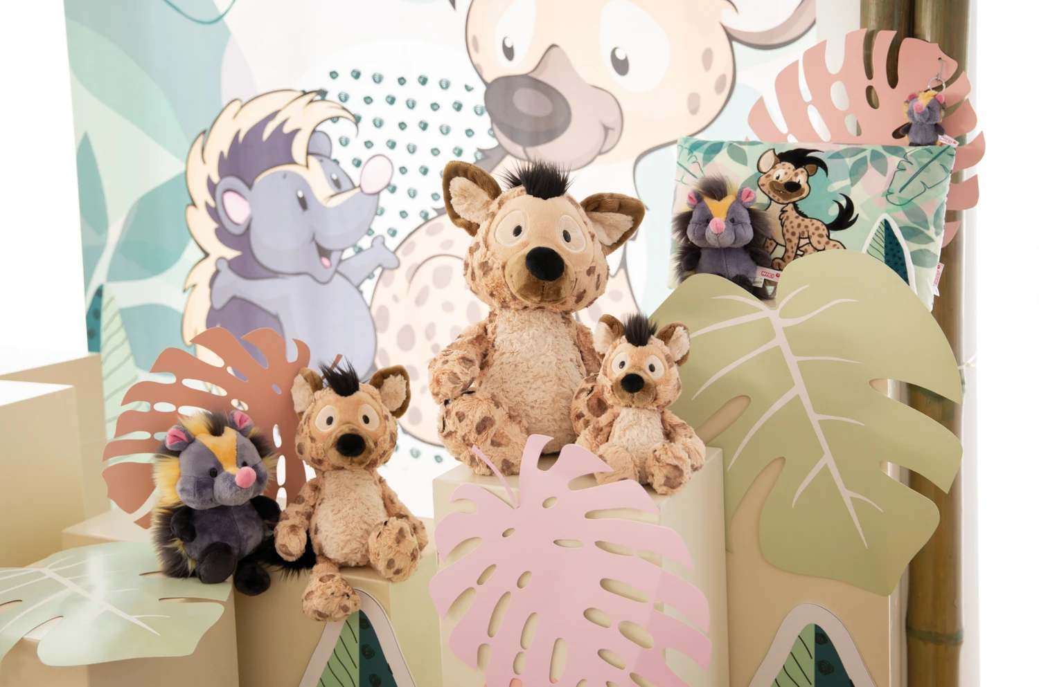 Nici 48868 Kissen Hyäne Helgi 43x25cm Plüsch Kuschelkissen GREEN Wild Friends 3 Nici 48868 Kissen Hyäne Helgi 43x25cm Plüsch Kuschelkissen GREEN Wild Friends – Bild 3